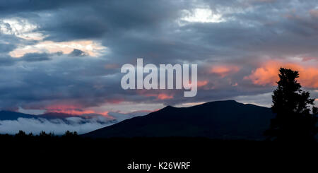 Wolken bei Sonnenuntergang auf White Mountain National Forest - Lage des Mount Washington - New Hampshire Appalachian Berge wandern Lage Stockfoto