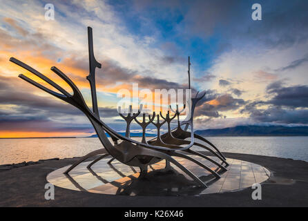 Sun Voyager ist eine Skulptur von Jón Gunnar Árnason, in Reykjavík, Island entfernt. Sun Voyager ist ein Traumschiff, eine Ode an die Sonne. Eigensicher, es Cont Stockfoto