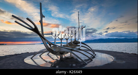 Sun Voyager ist eine Skulptur von Jón Gunnar Árnason, der neben dem saebraut Straße in Reykjavík, Island. Sun Voyager ist ein Traumschiff, eine Ode an die Su Stockfoto