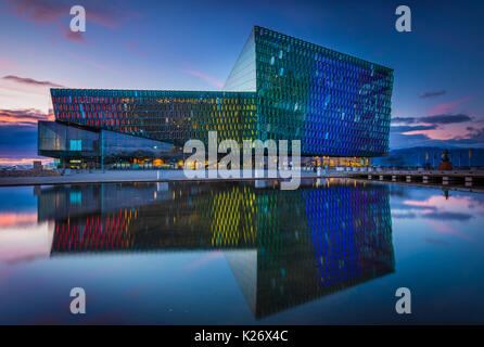 Harpa ist ein Concert Hall und Konferenzzentrum in Reykjavík, Island. Das Eröffnungskonzert fand am 4. Mai 2011 statt. Das Gebäude verfügt über eine besondere Stockfoto