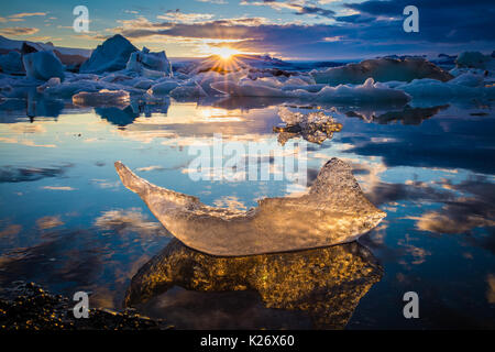 Jökulsárlón ist ein großer Gletschersee im Südosten von Island, an den Rand des Vatnajökull National Park. An der Spitze der Breiðamerkurjökull gla gelegen Stockfoto