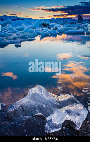 Jökulsárlón ist ein großer Gletschersee im Südosten von Island, an den Rand des Vatnajökull National Park. An der Spitze der Breiðamerkurjökull gla gelegen Stockfoto