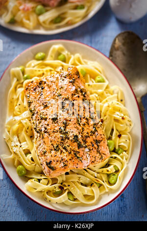 Wild pink Lachsfilet in Zitrone, Dill Sauce Stockfoto