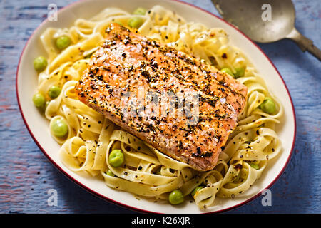 Wild pink Lachsfilet in Zitrone, Dill Sauce Stockfoto
