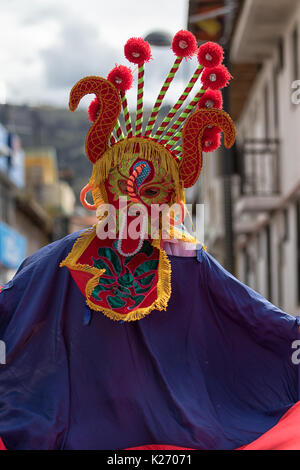 Juni 17, 2017 Pujili, Ecuador: Bunte indigene Maske während des Corpus Christi Festival Tänze in den Anden Stadt abgenutzt Stockfoto