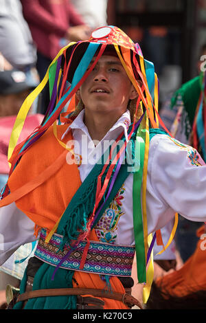 Juni 17, 2017 Pujili, Ecuador: Bunte indigene Hut mit Streichern während des Corpus Christi Festival Tänze in den Anden Stadt abgenutzt Stockfoto