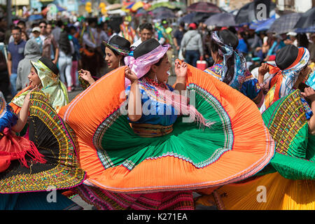 Juni 17, 2017 Pujili, Ecuador: Tänzerin Gruppe in traditioneller Kleidung in Bewegung an der Corpus Christi jährliche Parade Stockfoto