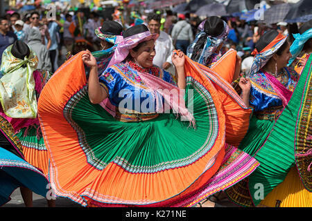 Juni 17, 2017 Pujili, Ecuador: Tänzerin in traditioneller Kleidung in Bewegung an der Corpus Christi jährliche Parade Stockfoto