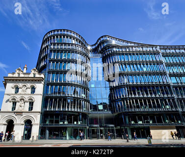 London, England, UK. Der ixty London' moderne Bürogebäude am 60 Holborn Viadukt, darunter Amazon Büros. Stockfoto