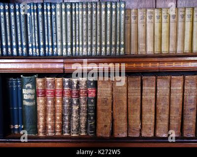 Bücher in den Regalen der Bibliothek das Schloss von Cardiff, Cardiff, Wales, Vereinigtes Königreich Stockfoto