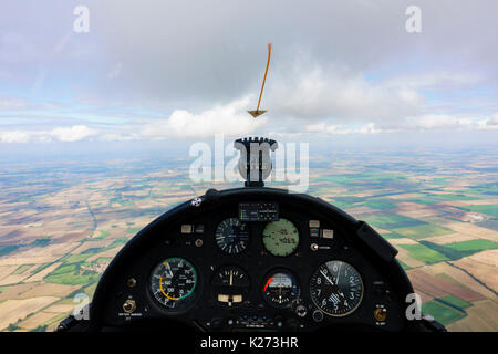 Fluglotsen Cockpit Ansicht eines Rolladen-Schneider LS8 - 18 Segelflugzeugs mit Instrumentenanzeige Stockfoto