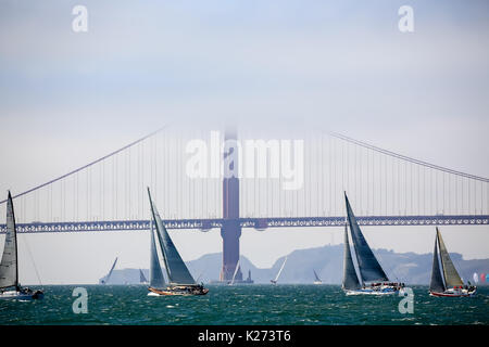 Segelboote racing in allen Winkeln in Richtung Boje unter der Golden Gate Bridge Stockfoto