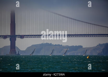 4 Segelboote in einer Reihe Rennen unter der Golden Gate Bridge Stockfoto