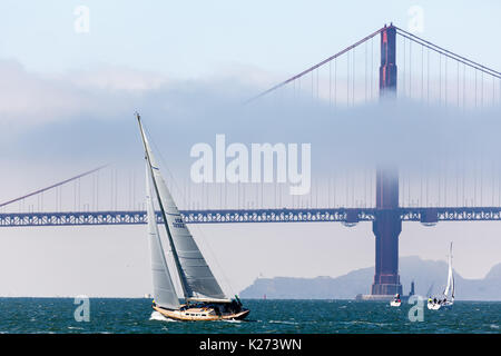 Vintage Holz Segelboot lehnt herzlich wie Wind weht es zügig entlang in die Bucht in der Nähe der Golden Gate Bridge Stockfoto