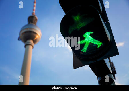 Grüne Ampelmann (Ampelmännchen) auf Berlin Ampel mit Berliner Fernsehturm im Hintergrund (Berliner Fernsehturm) August 14 2017, Berlin, Deutschland Stockfoto