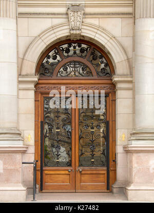 Atemberaubende Eingang/gewölbten Tür von Glasgow City Chambers/Rathaus mit dekorativen schmiedeeisernen Design über Glasscheiben, in Schottland Stockfoto