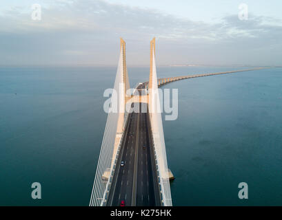 Luftaufnahme der Vasco da Gama Brücke in Lissabon - Portugal Stockfoto