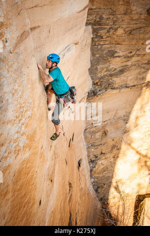 Ein Kletterer steigt eine einzige Tonhöhe klettern in Kentucky Red River Gorge. Stockfoto