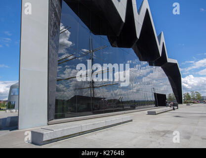 Große und ungewöhnliche Gebäude mit moderner Architektur mit riesigen Wand aus dunklem Glas, Riverside Museum für Verkehr in Glasgow, Schottland Stockfoto