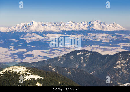 Ski Resort in der Slowakei. Hoch in den Bergen der Hohen Tatra. Gipfel Chopok an einem sonnigen Tag. Schöne Landschaft. Stockfoto