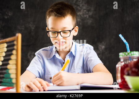 Junge Hausaufgaben in Mathematik zu Hause Stockfoto