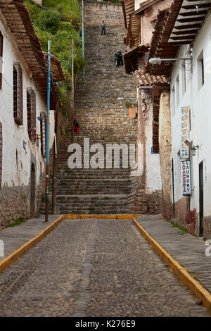 Steilen gepflasterten Straßen und die Schritte von Cusco (Weltkulturerbe), Peru, Südamerika Schmal Stockfoto