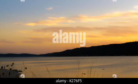Mit Blick über den Lake Saint Croix, so wie die Sonne untergeht, Erstellen einer Orange glow Stockfoto
