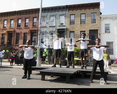 Jungen an der Block Party in der Bedford Stuyvesant Abschnitt von Brooklyn, NY, August 26, 2017 unterhaltsam. Stockfoto