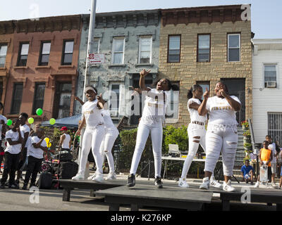 Mädchen am Block Party in der Bedford Stuyvesant Abschnitt von Brooklyn, NY, August 26, 2017 unterhaltsam. Stockfoto