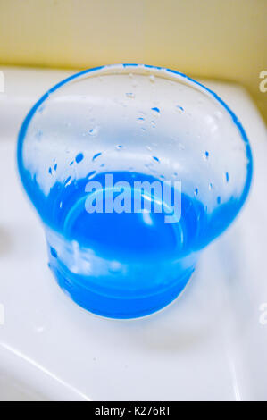 Ein Glas mit Wassertropfen auf Badezimmer Waschtisch Zähler nach oben. Stockfoto