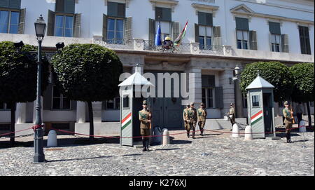 Budapest, Ungarn - 17.Juli 2017. Ändern der Wachen, die die ungarischen Präsidentenpalast in der Budaer Burg in Budapest. (Nationale Home Stockfoto