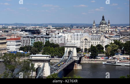 Berühmte Kettenbrücke über die Donau und die St.-Stephans-Basilika Aussicht vom Schloss Buda an sonnigen Herbsttag in Budapest, die Hauptstadt Ungarns, Eur Stockfoto