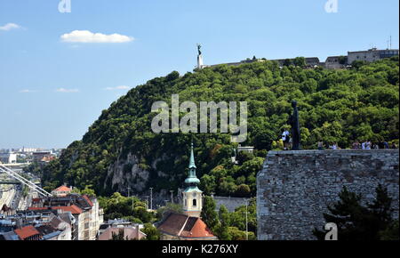 Freiheitsstatue, Gellertberg, Budapest, Ungarn. Panorama der Stadt mit einer Statue am Horizont. Stockfoto