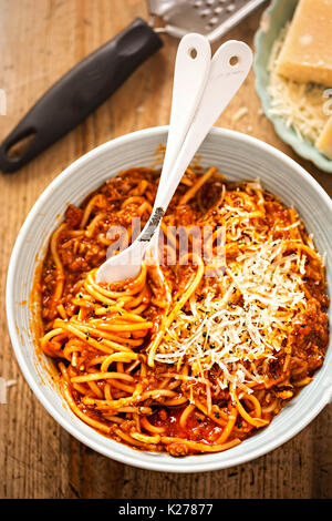 Spaghetti Bolognese mit Hackfleisch, Tomatensauce, geriebenen Parmesan Stockfoto