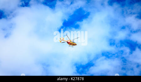 Paris, Frankreich, 11. Juli 2017: Hubschrauber EC 135 der Zivilen Sicherheit fliegen über der französischen Hauptstadt, um für die Parade am 14. Juli, der Stockfoto