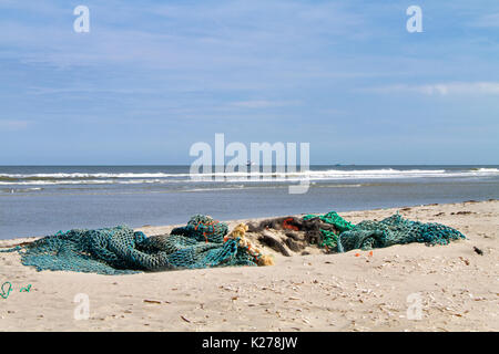 Fischernetze bis auf den Strand gespült Stockfoto