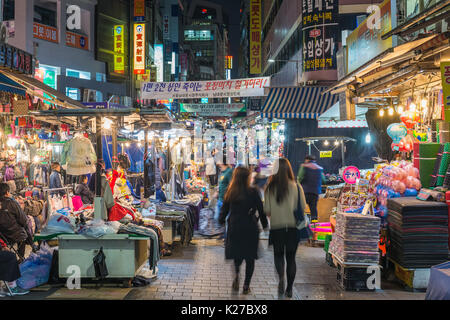 MYEONG-dong, Seoul, Korea: April 1,2016: die Menschen einkaufen und Wandern in Namdaemun Markt bei Nacht, Seoul, Südkorea Stockfoto