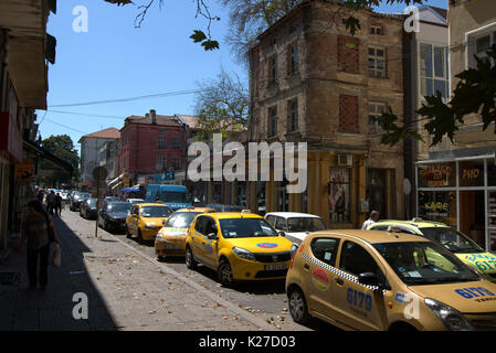 Anzeigen einer Straße in Kardschali, einer Stadt im östlichen Rhodopen, Bulgarien. Stockfoto