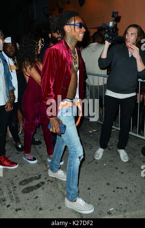 Wiz Khalifa und Freundin Izabela Guedes verlassen Warwick Nachtclub in Hollywood. Mit: Wiz Khalifa, Izabela Guedes Wo: Hollywood, California, United States Wann: 27 Aug 2017 Quelle: WENN.com Stockfoto