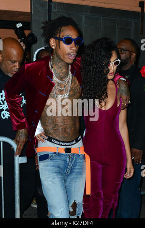 Wiz Khalifa und Freundin Izabela Guedes verlassen Warwick Nachtclub in Hollywood. Mit: Wiz Khalifa, Izabela Guedes Wo: Hollywood, California, United States Wann: 27 Aug 2017 Quelle: WENN.com Stockfoto