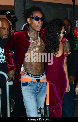 Wiz Khalifa und Freundin Izabela Guedes verlassen Warwick Nachtclub in Hollywood. Mit: Wiz Khalifa, Izabela Guedes Wo: Hollywood, California, United States Wann: 27 Aug 2017 Quelle: WENN.com Stockfoto