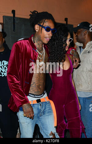 Wiz Khalifa und Freundin Izabela Guedes verlassen Warwick Nachtclub in Hollywood. Mit: Wiz Khalifa, Izabela Guedes Wo: Hollywood, California, United States Wann: 27 Aug 2017 Quelle: WENN.com Stockfoto