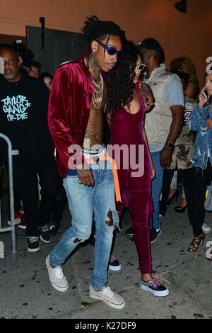 Wiz Khalifa und Freundin Izabela Guedes verlassen Warwick Nachtclub in Hollywood. Mit: Wiz Khalifa, Izabela Guedes Wo: Hollywood, California, United States Wann: 27 Aug 2017 Quelle: WENN.com Stockfoto