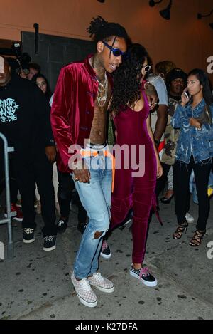 Wiz Khalifa und Freundin Izabela Guedes verlassen Warwick Nachtclub in Hollywood. Mit: Wiz Khalifa, Izabela Guedes Wo: Hollywood, California, United States Wann: 27 Aug 2017 Quelle: WENN.com Stockfoto