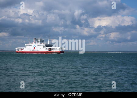 Red Funnel Fähren der Rote Adler segeln in Cowes. Isle of Wight, Großbritannien. Stockfoto