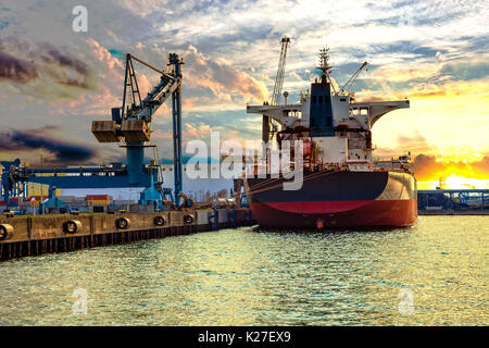 Schiff unter Belastung im Hafen von Danzig, Polen. Stockfoto