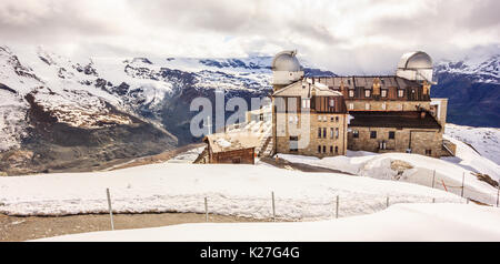 Majestic verträumter Blick auf verschneite Gornergrat Station und mit Wolken gehüllt, das Matterhorn, Zermatt, Schweiz, Europa. Stockfoto