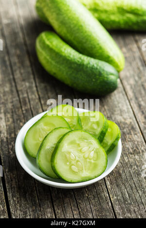 In Scheiben geschnittene grüne Gurken. Gurken in der Schüssel. Stockfoto