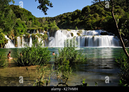 Üppiges Grün und Wasserfälle im Nationalpark Krka, Kroatien Stockfoto