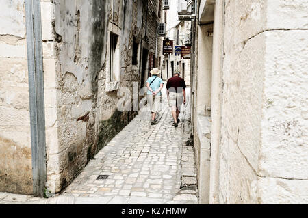 Ältere Paare zu Fuß in die historische Altstadt von Trogir, Kroatien Stockfoto